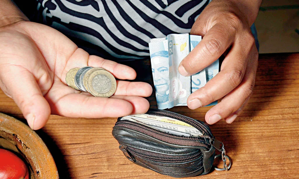 El bolsillo de los mexicanos se encuentra apretado.