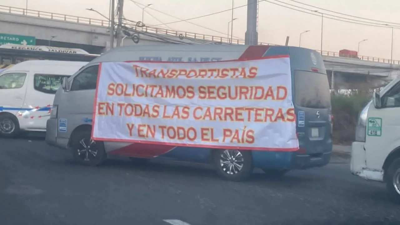 Agricultores y transportistas inician bloqueos en carreteras del país.
