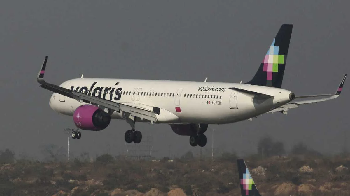Autorizan a Volaris a volar con tripulaciones extranjeras en vuelos nacionales.
