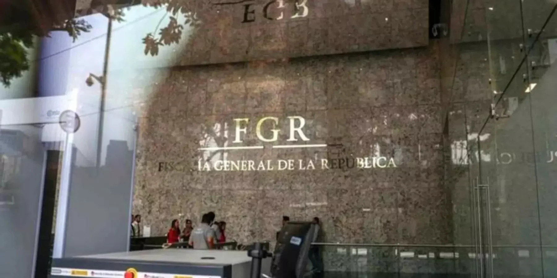 Alejandro Gertz renuncia a encabezar la FGR.