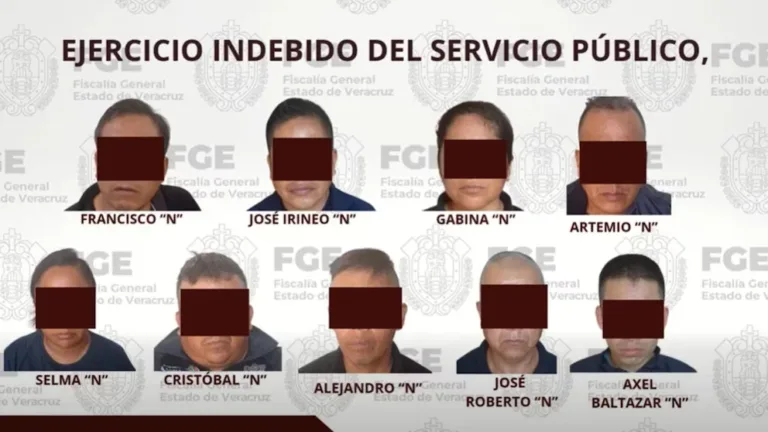 Los polícías detenidos.