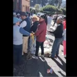 Vecinos enojados amarraron a cuatro funcionarios en El Oro, Edomex.