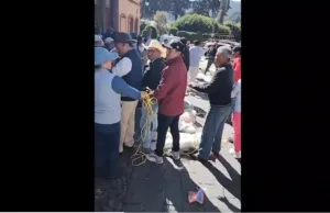 Vecinos enojados amarraron a cuatro funcionarios en El Oro, Edomex.