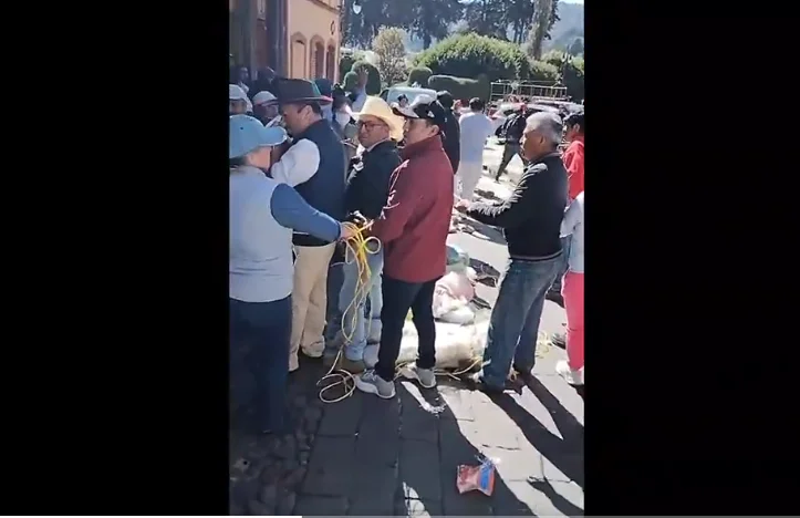 Vecinos enojados amarraron a cuatro funcionarios en El Oro, Edomex.