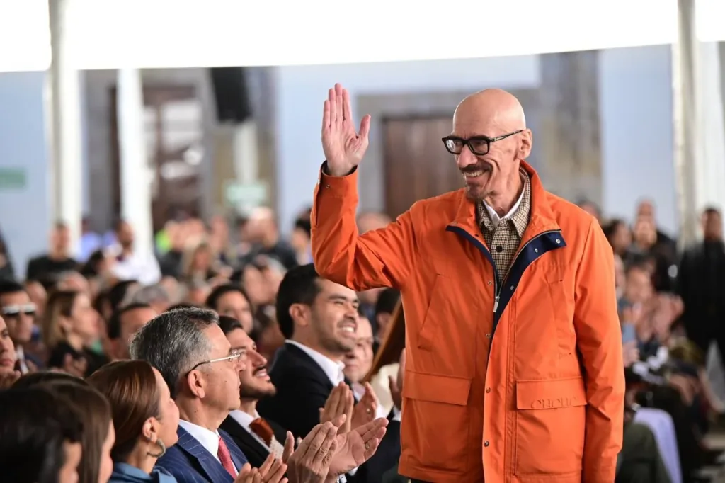 Sorprende físico de Dante Delgado tras reaparición.