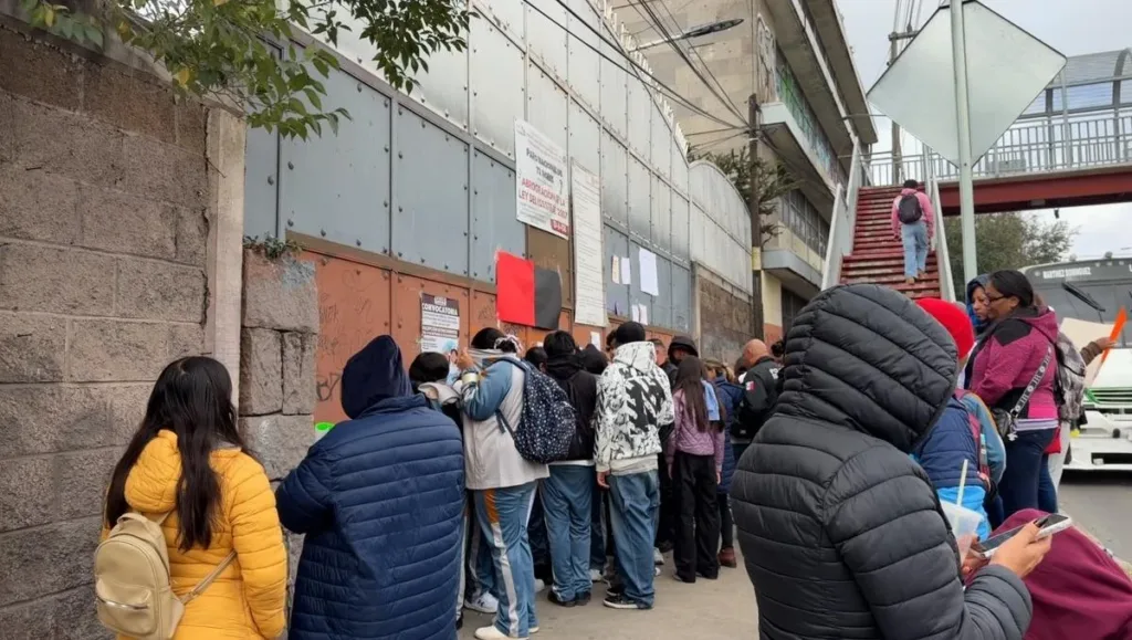 Padres de familia protestan por la exposición de sus hijos.