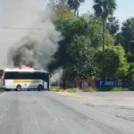Bloqueos e incendios en Michoacán tras operativos de fuerzas federales.