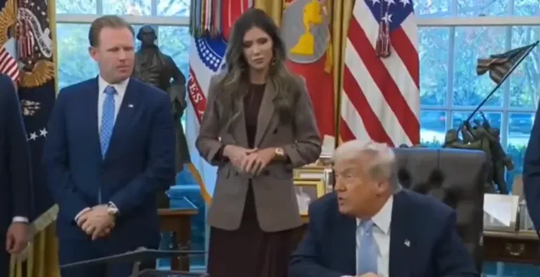 Donald Trump con su equipo de seguridad en la Oficina Oval.