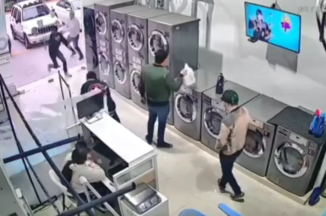 El momento en que entran los asesinos.