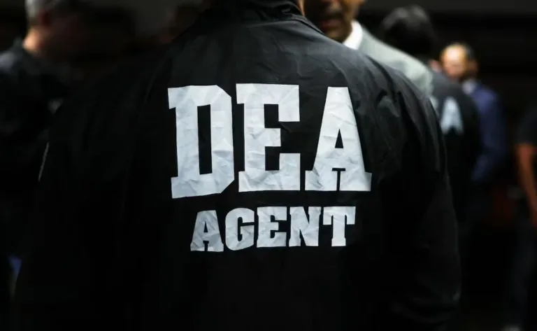 Exagentes de la DEA acusados de apoyar al CJNG.