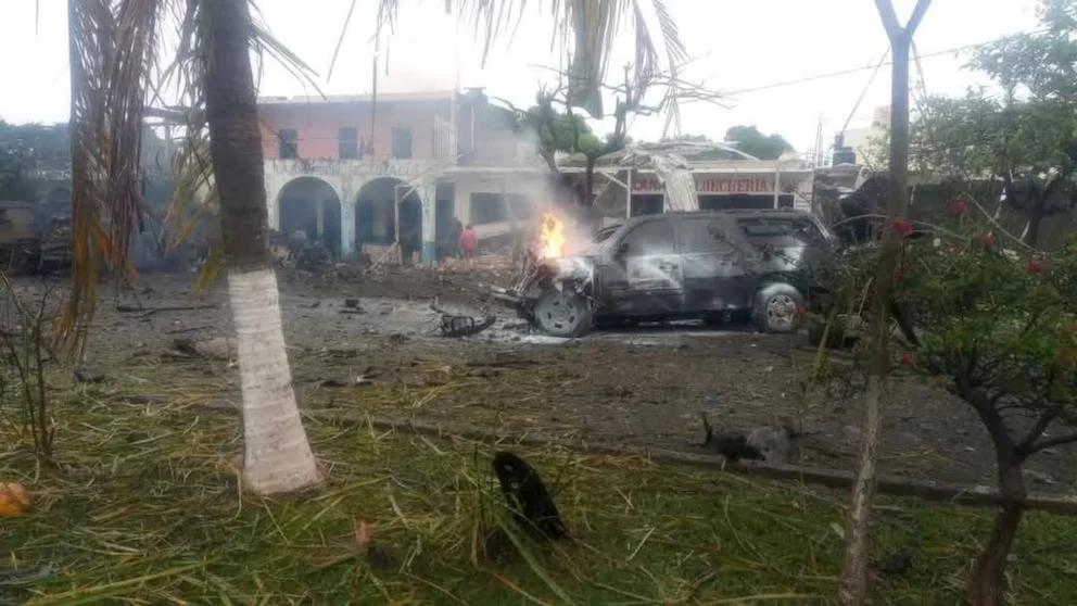 Estalla coche bomba en la costa de Michoacán.