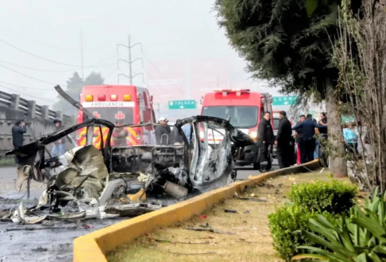 Taxi cargado con pirotécnia explota en la México-Toluca.