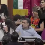 Jaloneo de cabellos y golpes de diputadas de Morena contra panistas.