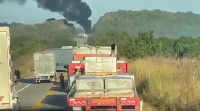 Bloqueos carreteros del crimen organizado en Escuinapa, Sinaloa.