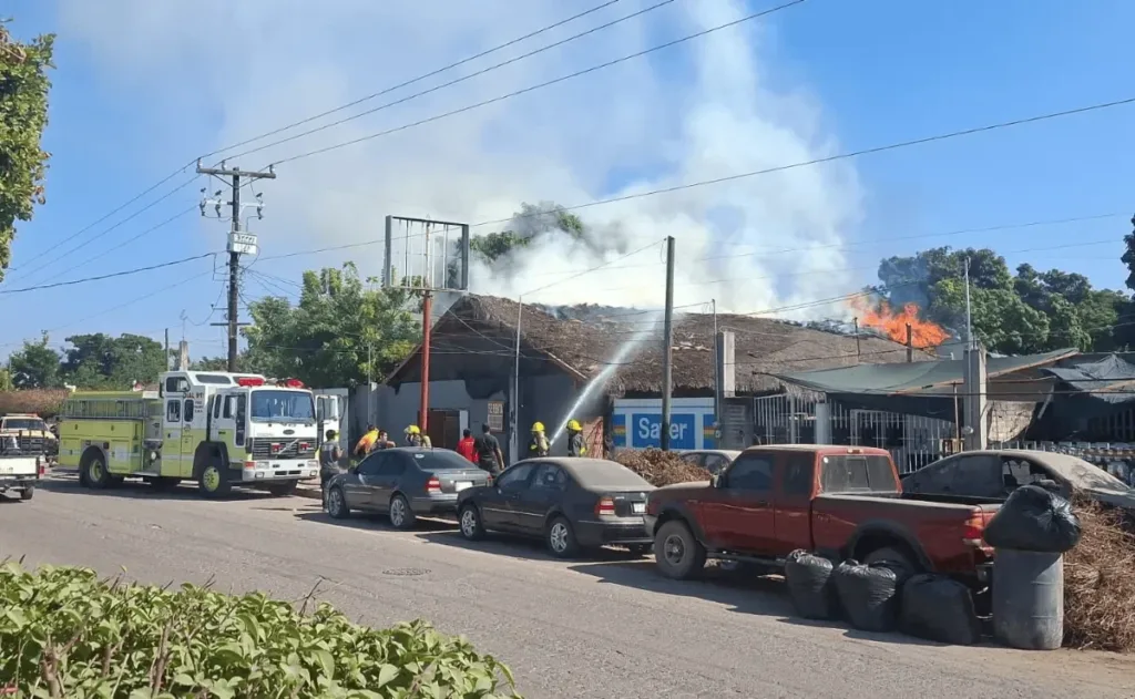 Ataque con explosivos sacude almacén municipal en Escuinapa.