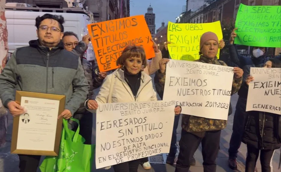 Diversos grupos de egresados de la Universidades del Bienestar reclaman títulos válidos.