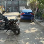 El auto involucrado en atropellamiento de motociclista.