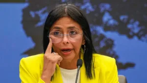 Delcy Rodríguez, presidenta interina de Venezuela, bajo presión.