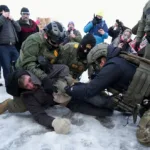 Agentes de la Patrulla Fronteriza se enfrentan a manifestantes.