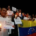 Famliares hacen vigilia por la excarcelación de presos políticos.