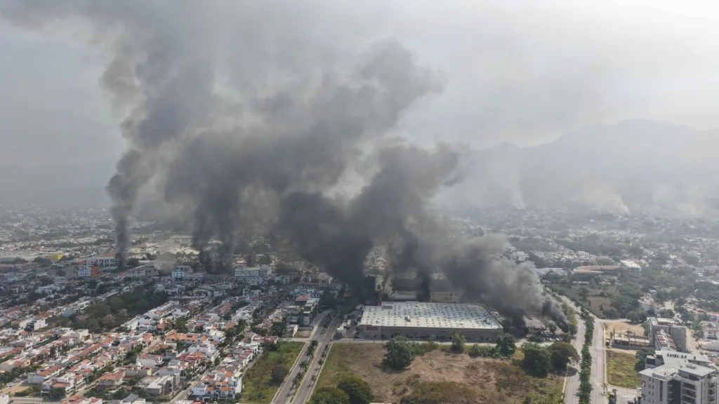 Así los incendios en Puerto Vallarta tras el abatimiento de El Mencho.