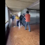 Marx Arriaga pide a los policías que lo esposen.