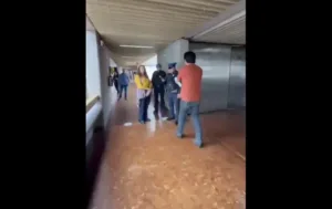 Marx Arriaga pide a los policías que lo esposen.