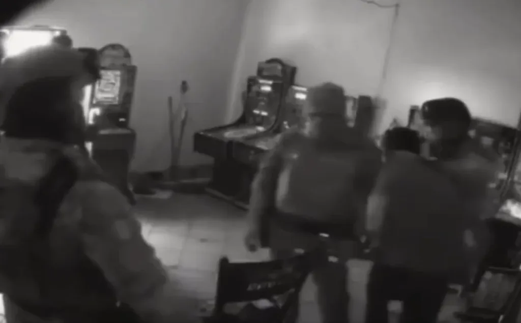 Militares meten golpiza a joven en Peribán, Michoacán.