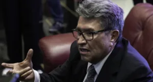 Monreal advierte de crisis en Morena por escándalos.