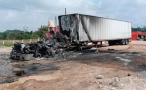 Más de 200 tractocamiones fueron incendiadios y cinco conductores murieron.