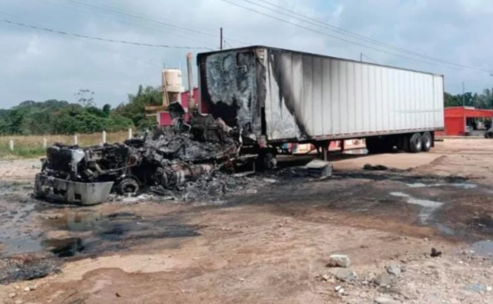 Más de 200 tractocamiones fueron incendiadios y cinco conductores murieron.