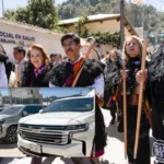 Ministros llegaron en camionetas de lujo a reunión con el pueblo.