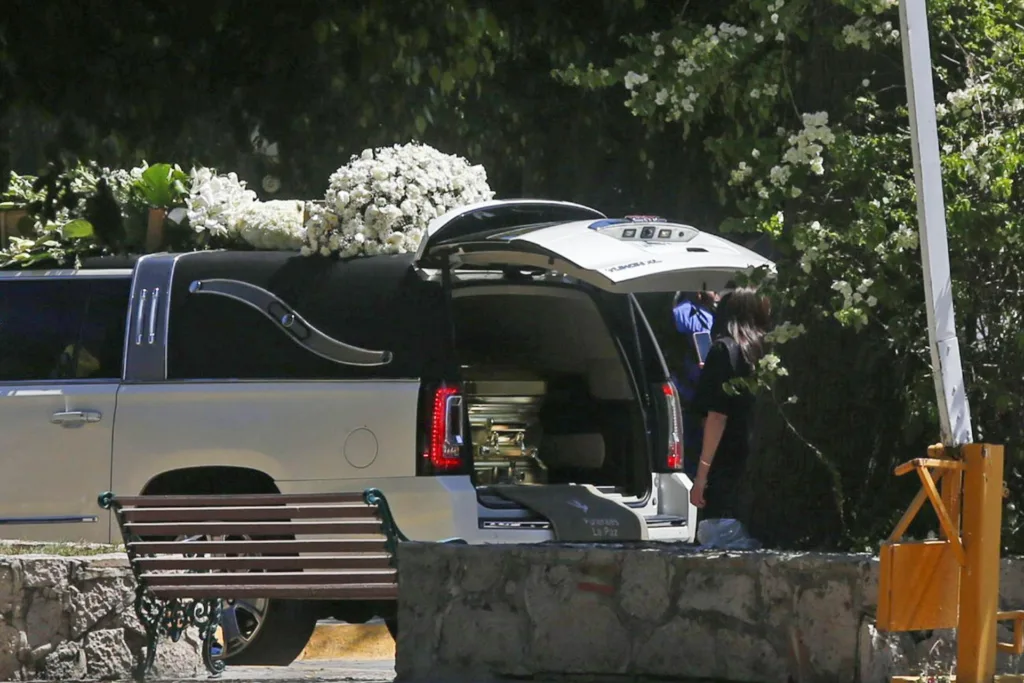 El féretro dorado con los restos de El Mencho.