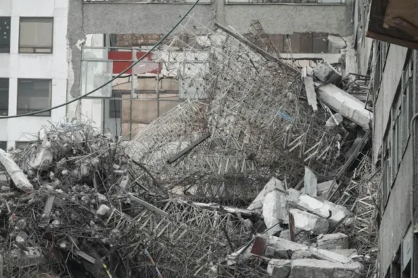 Derrumbe en edificio de San Antonio Abad. Hay tres desaparecidos.