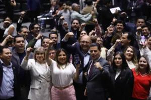 La bancada del PRI celebra la derrrota de la Reforma Electoral de Sheinbaum.