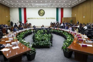 Tres consejeros del INE se despidieron con denuncias de persecución política.