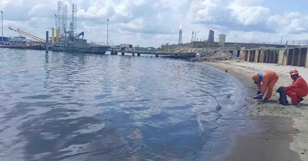 El tercer derrame petrolifero en un me en la refinería Olmeca.