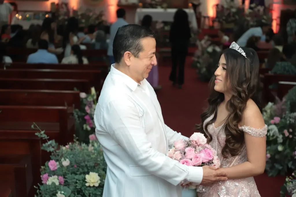 El empresario petrolero Juan Carlos Guerrero Rojas con su hija en la misa de la quinceañera.