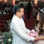 El empresario petrolero Juan Carlos Guerrero Rojas con su hija en la misa de la quinceañera.