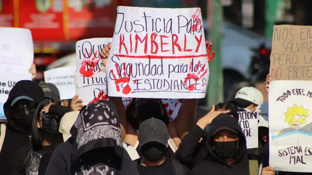 Protestas contra la gobernadora de Morelos Margarita Saravia por la indeferencia frente a feminicidios.