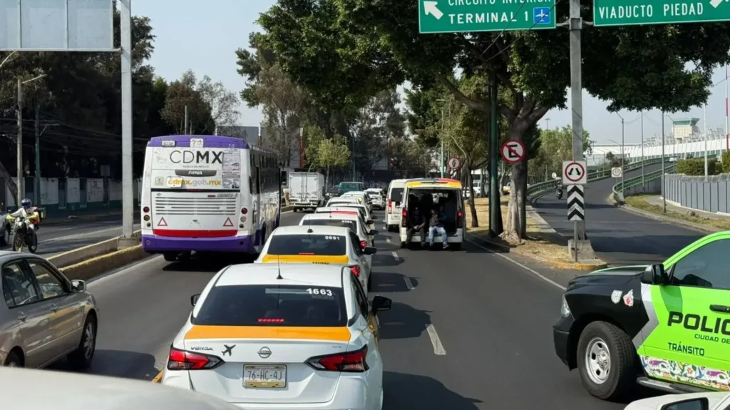 Taxitas preparan bloqueos en el AICM para protestar contra servicio de aplicaciones.