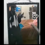 El joven se filmó con un arma de alto poder frente al especjo.
