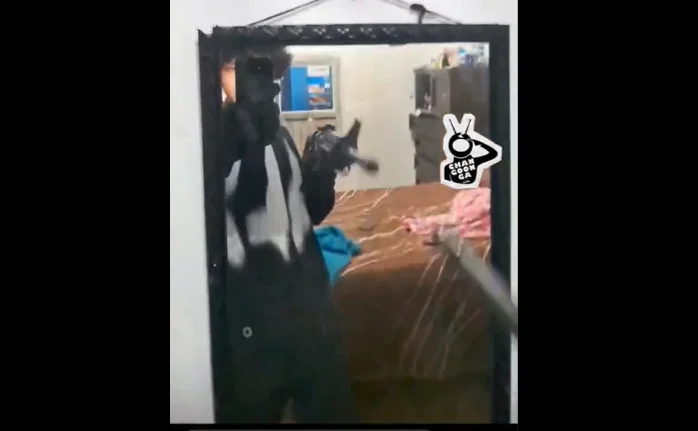 El joven se filmó con un arma de alto poder frente al especjo.