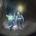 Rescatan con vida al primero de cuatro atrapados en Rosarito, Sinaloa.