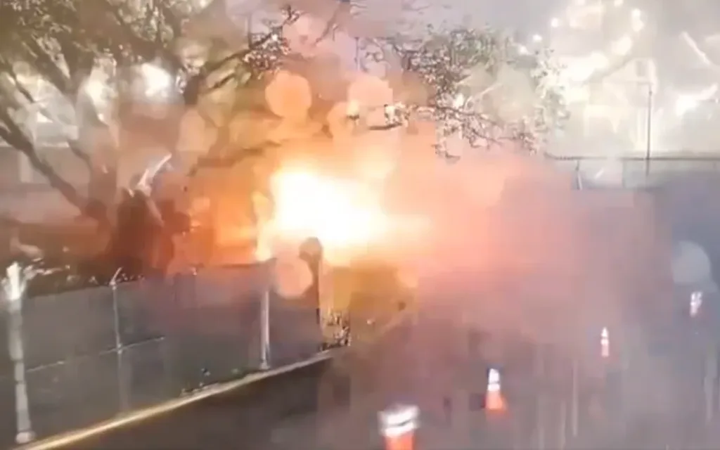 Momento exacto de la explosión del auto en medio de lagunas de combustible.