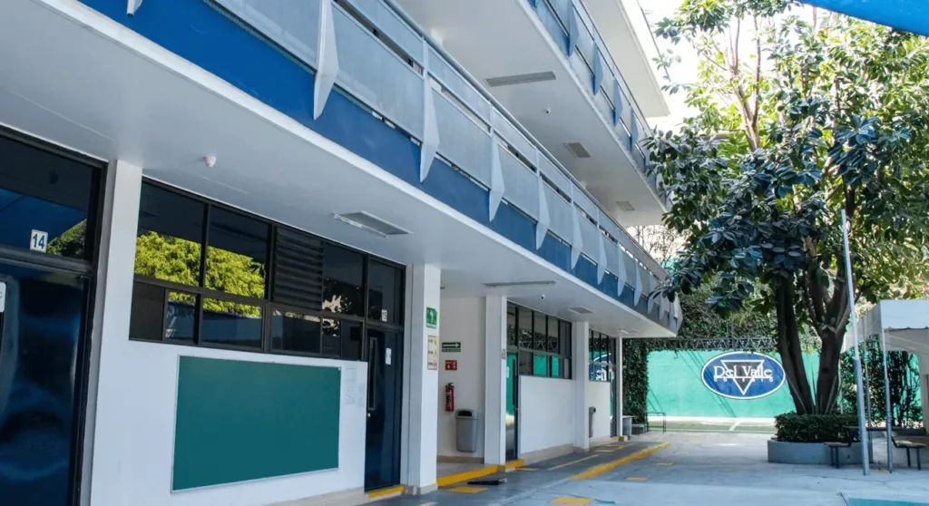 Alumnas documentan acoso sexual de maestro en Colegio del Valle.