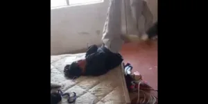 Difunden video de estudiantes dándole tablazos a su compañero.