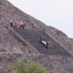 Elementos del Servicio Forense retiran uno de los dos cuerpos de la Pirámide de la Luna, tras el ataque de un "copycat" a turistas.