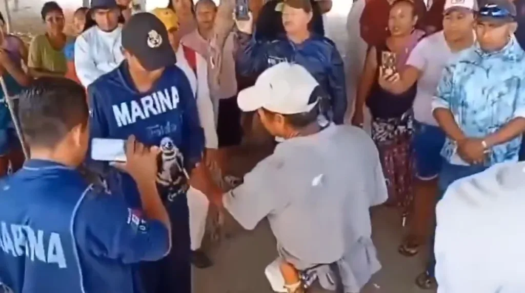 Pobladores de Pajapan, Veracruz, entregan evidencia de chapopote en las playas de Veracruz.