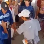 Pobladores de Pajapan, Veracruz, entregan evidencia de chapopote en las playas de Veracruz.